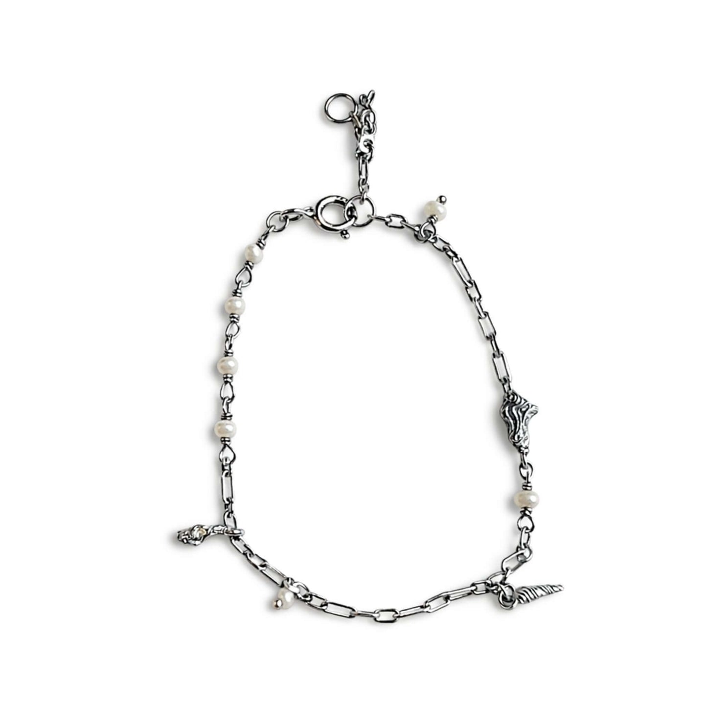 Armband i silver med snäcka och pärlor från Maanesten