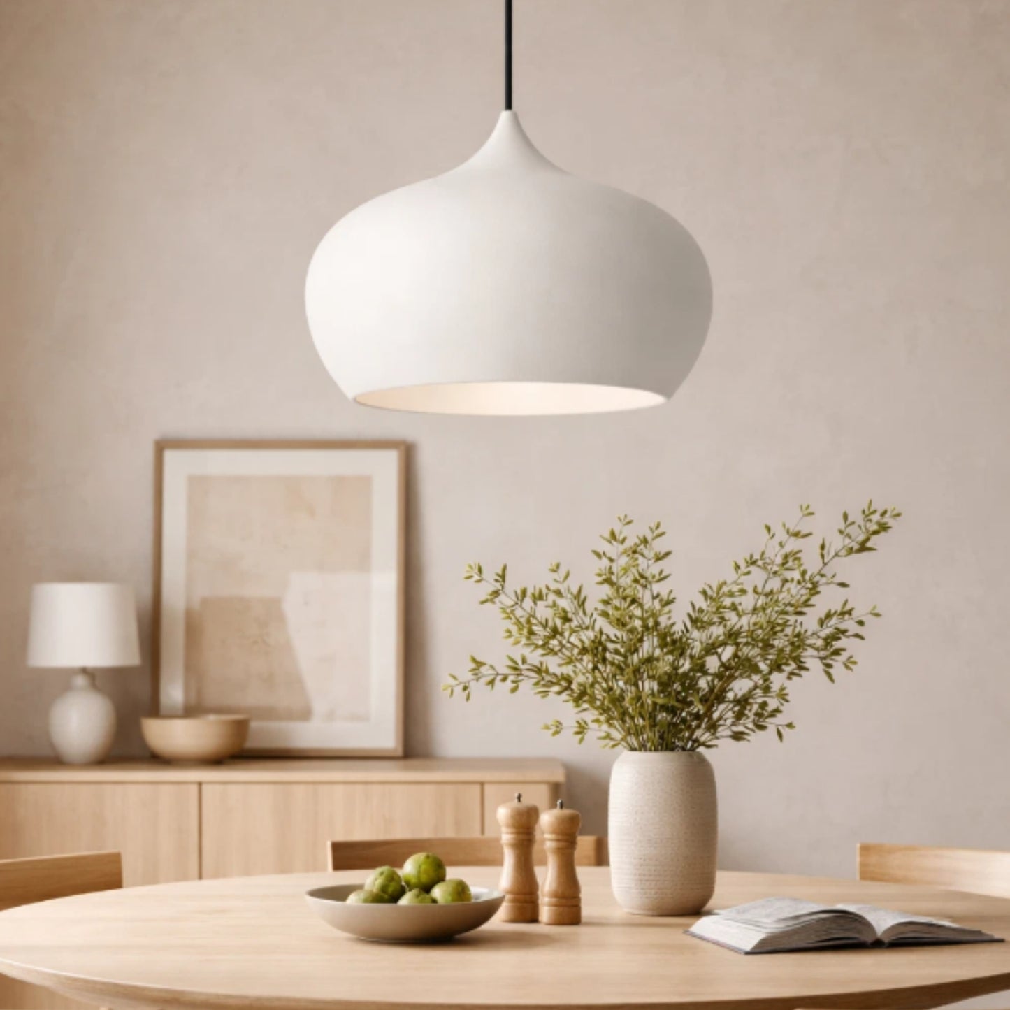 Frandsen takpendel Ø30 vit i metall ovanför köksbord