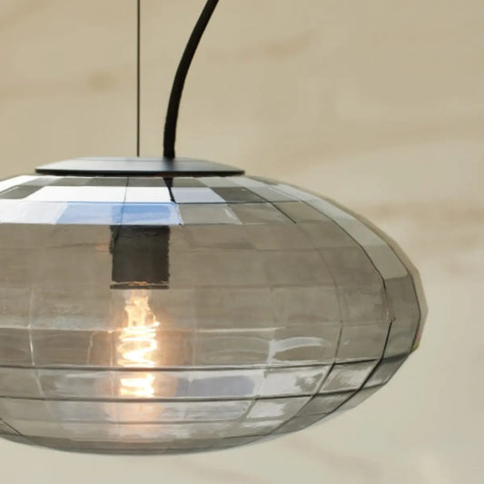 Pendellampa i rökfärgat glas Mesh, tänd i miljö