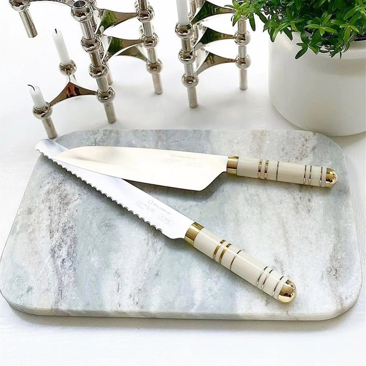 Kockkniv och brödkniv Oyster White i köksmiljö