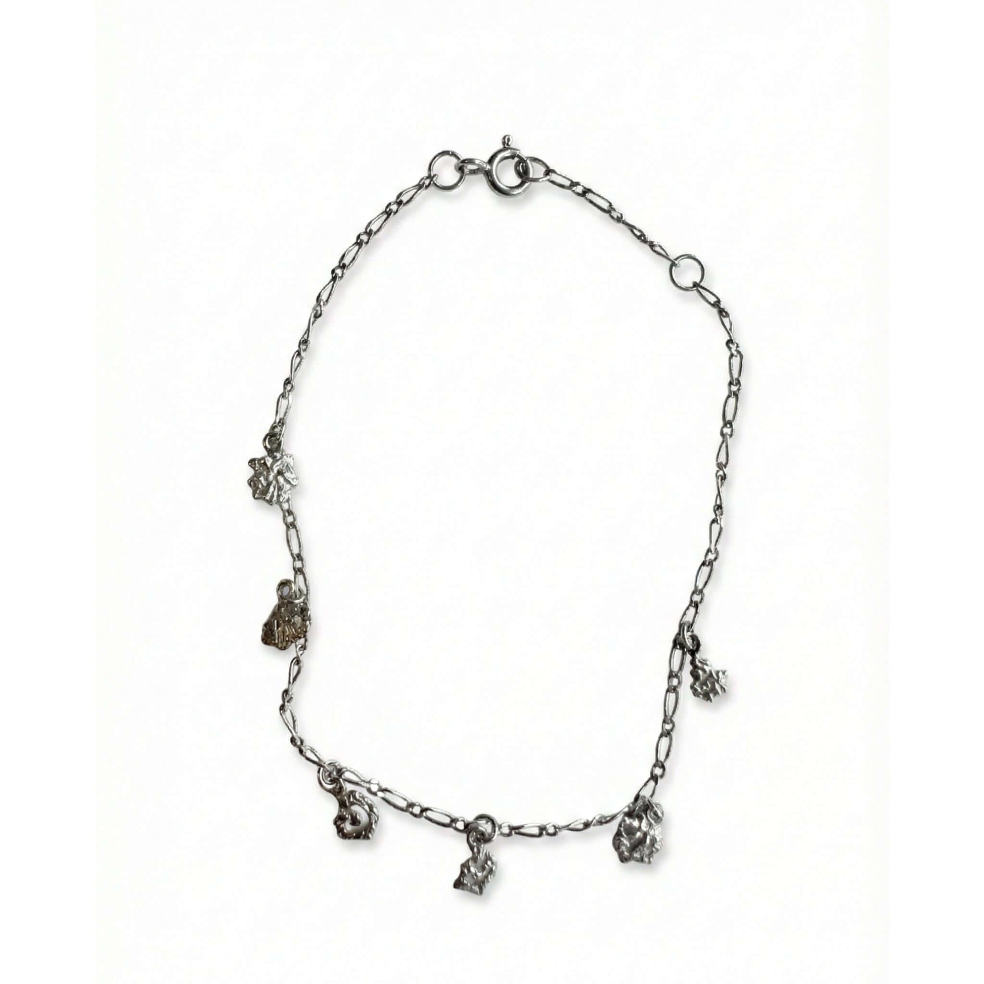 Armband med berlocker i silver från Maanesten