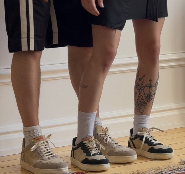 BAFARAD svart mockasneaker stylad i vardagsoutfit