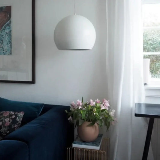 Pendellampa matt vit Ball Ø25 cm, undersida med öppning