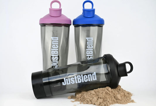 Elektrisk proteinshaker 600 ml i tre färger, svart, blått och rosa med proteinpulver