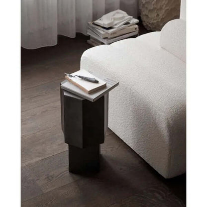 Sidobord i betong Quartz Ø26 cm, Earth, bredvid en soffa