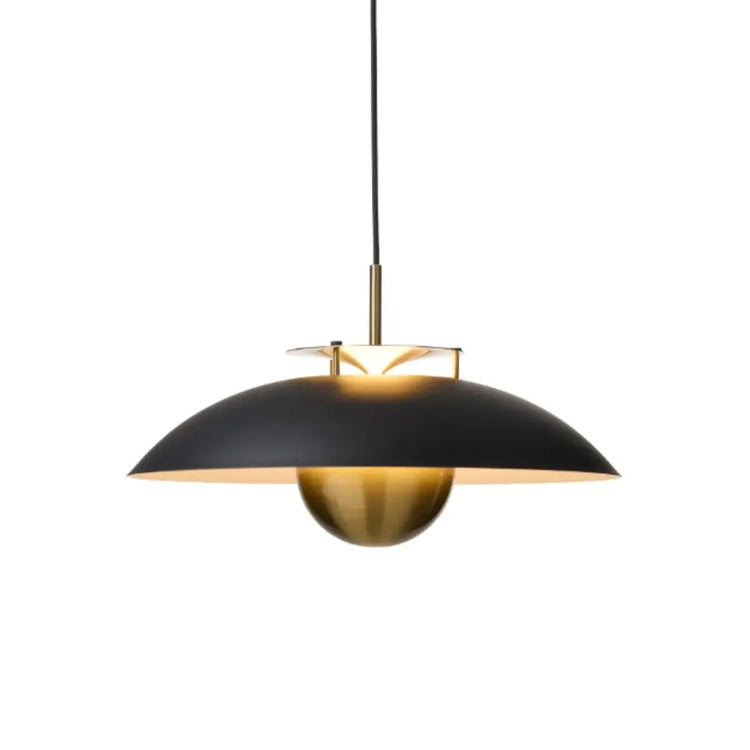 Pendellampa över matbord Stepp LED Ø46 cm, svart och mässing mot ljus bakgrund