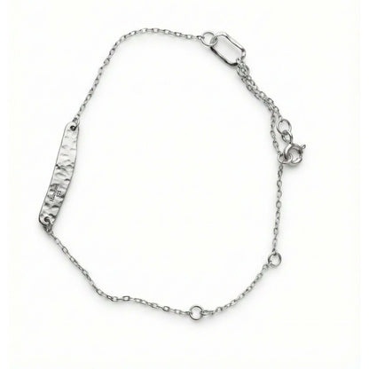 Albi armband i hamrat sterlingsilver från Maanesten