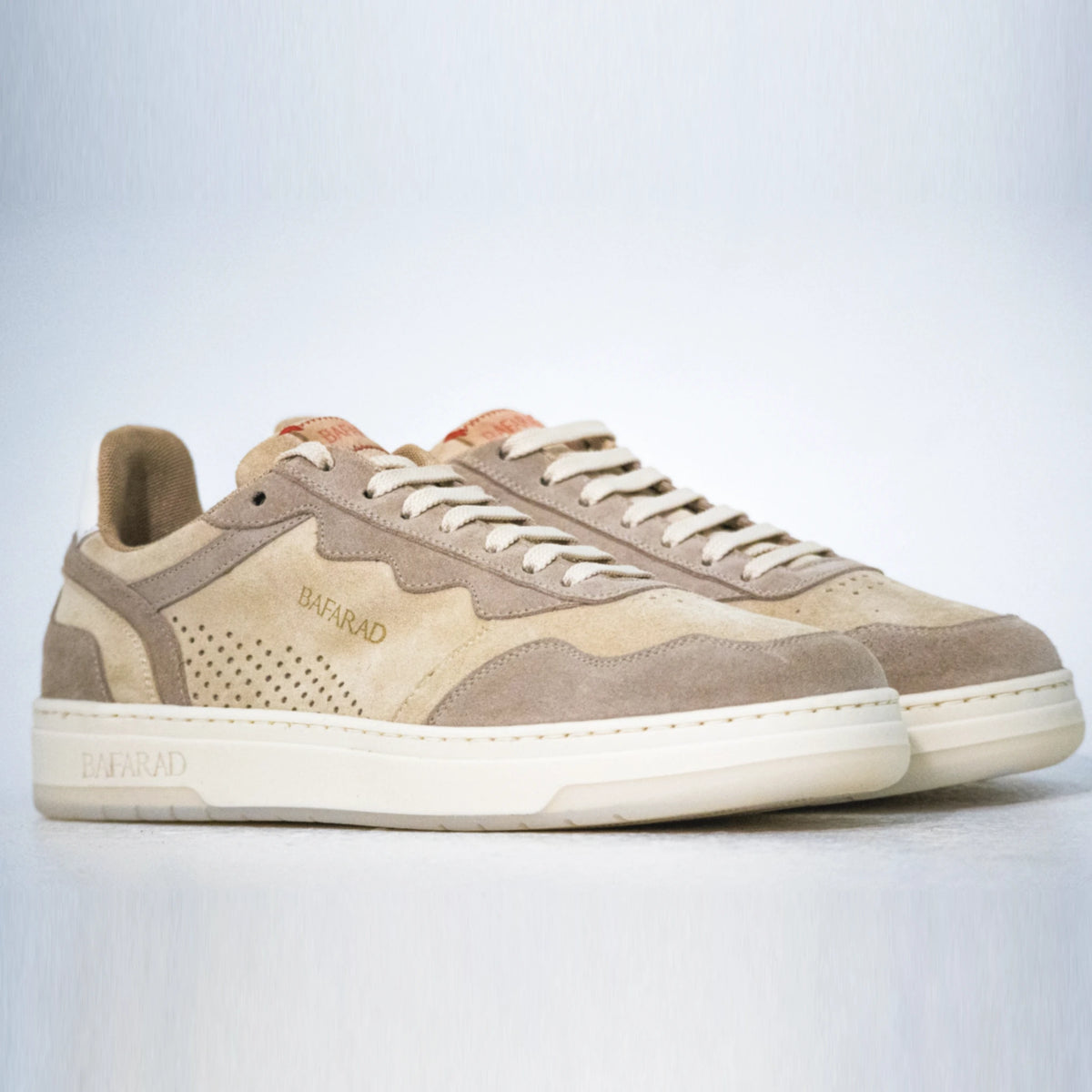 Ett par BAFARAD mockasneakers i beige, handgjorda i Italien