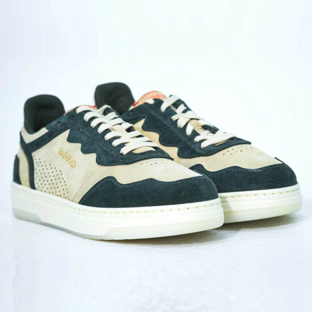 Ett par BAFARAD mockasneakers i grönt med beige detaljer