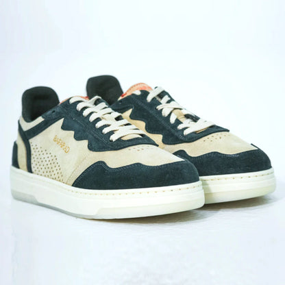 Ett par BAFARAD mockasneakers i grönt med beige detaljer