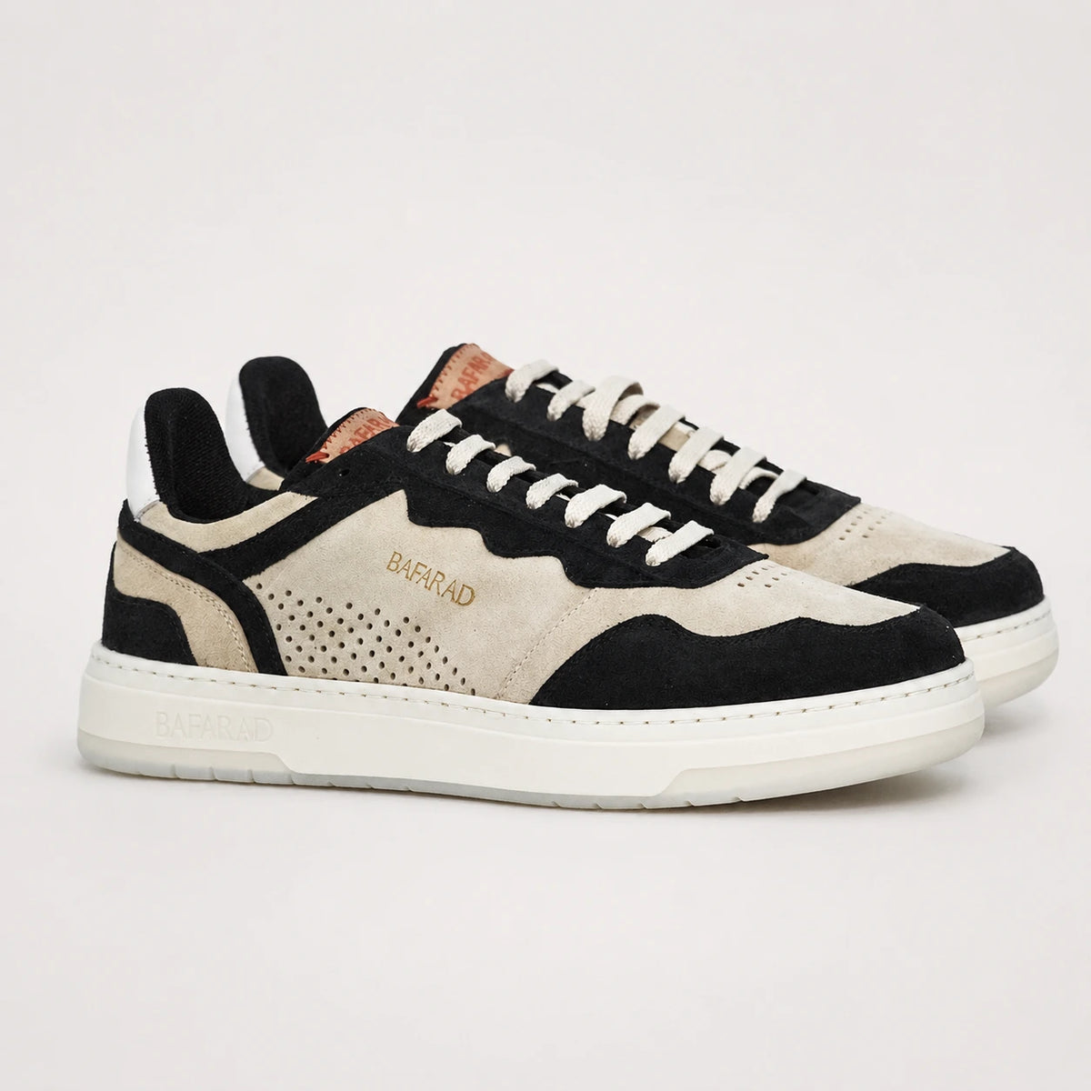 Ett par BAFARAD mockasneakers i svart med sanddetaljer