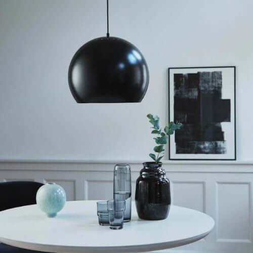 Frandsen Taklampa Ball 40cm matt svart vinkel