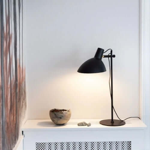 Halo Design Bordlampa Metropole Svart 63cm pa vit hylla
