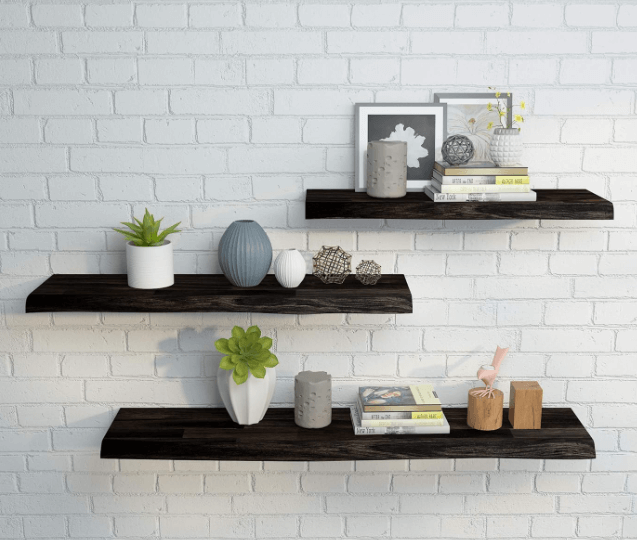 INTERBUILD Vaggmonterad Flythylla espresso miljosbild med dekorationer