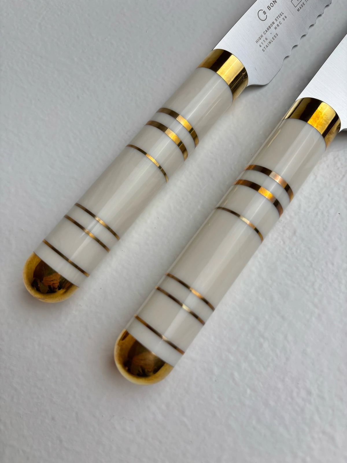 Kockkniv Oyster White, vitt handtag i närbild