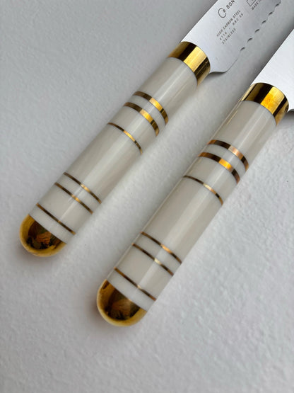 Kockkniv Oyster White, vitt handtag i närbild