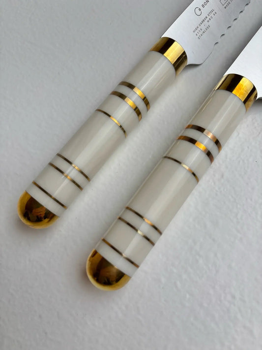 Kockkniv Oyster White, vitt handtag i närbild