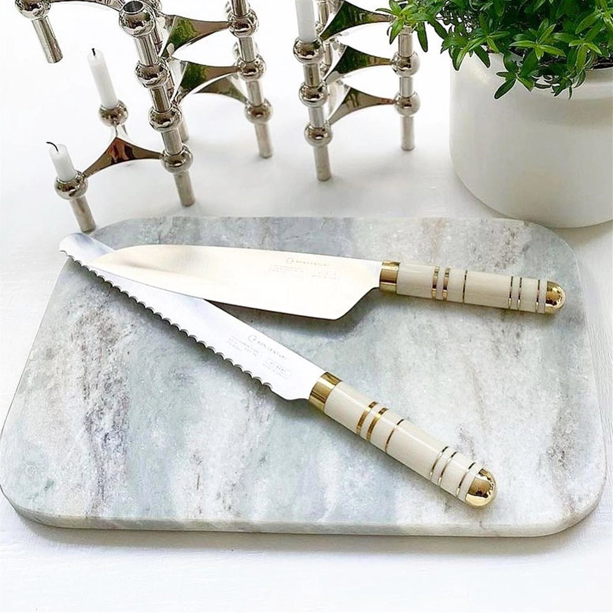 Kockkniv och brödkniv Oyster White i köksmiljö