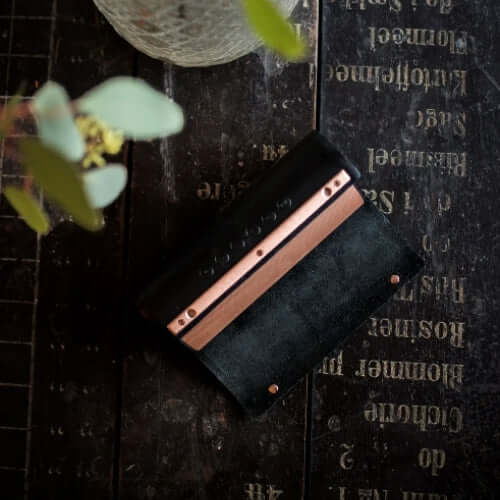 Lemus Bluetooth Vintage Black svart koppar pa trabord