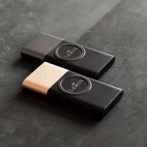 Lemus Powerbank 8000 mAh svart guld pa bord