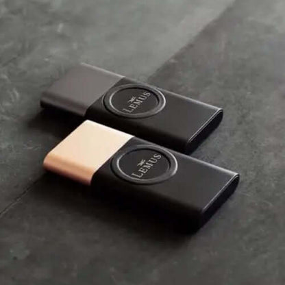 Lemus Powerbank 8000 mAh svart guld pa bord