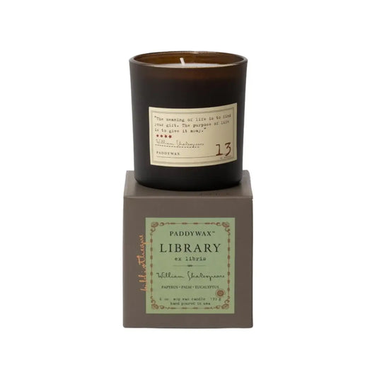 Paddywax Library William Shakespeare doftljus 170g glas eukalyptus lime